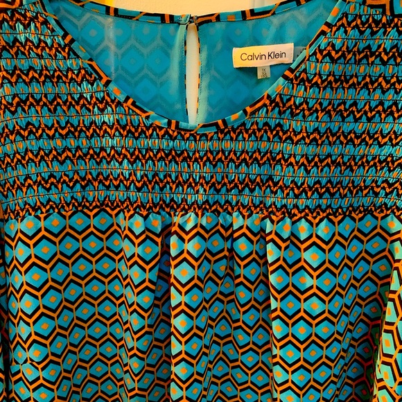 Calvin Klein Blouse you don’t want to pass up - Picture 3 of 9